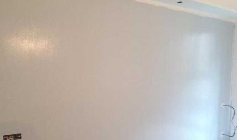 墙面施工，师傅却坚持用传统的方式来刷漆，并且不让我喷漆