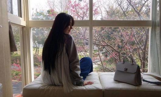 晒晒郭碧婷现实中的家，在家还跟宠物一起睡觉，性格太有爱心了