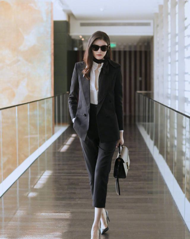 何穗现身巴黎，穿兔子针织衫配黑色长裙，涂红唇回头惊艳网友