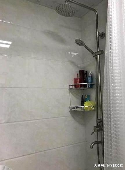 花300万买上海二手房，厕所在厨房里，只有巴掌大，你们谁见过？