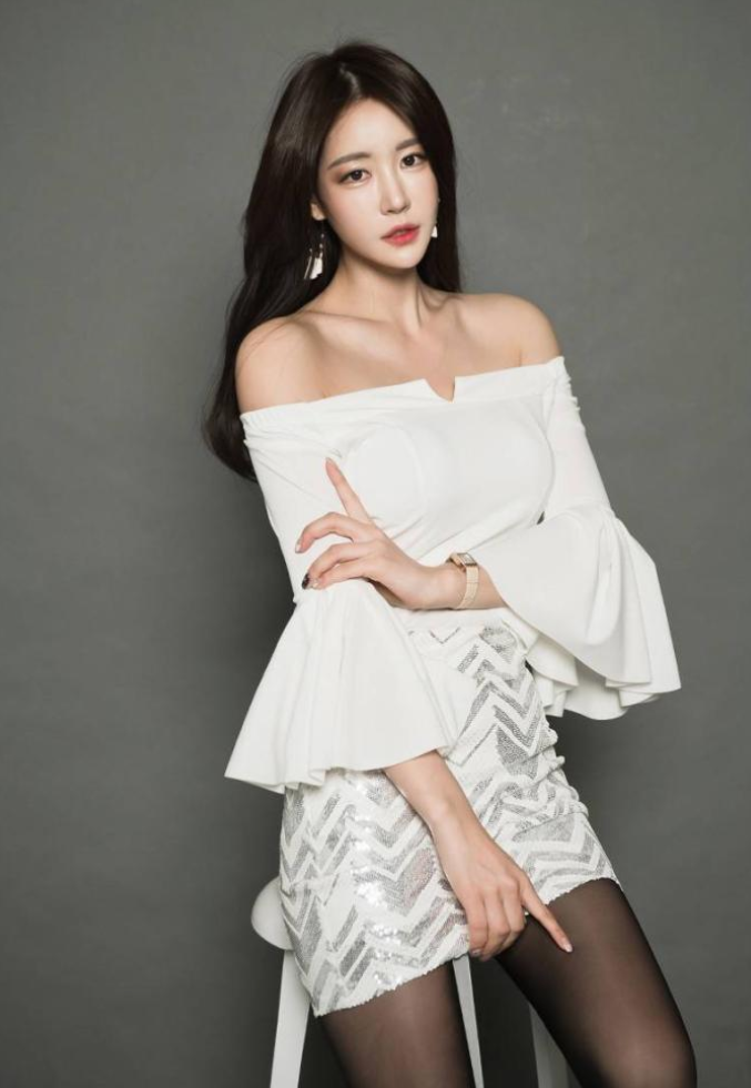 黑丝少妇跪坐在地上，女人味十足