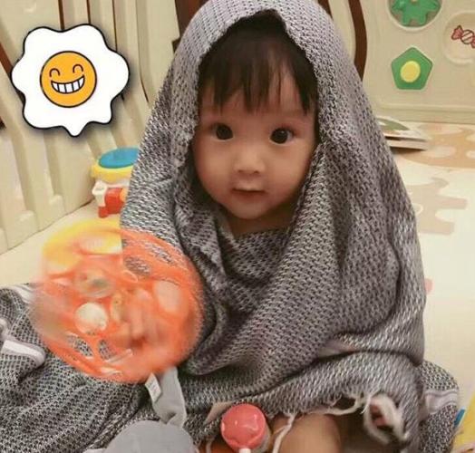 参观欧弟在台湾的家，一回家就跟女儿玩，女儿遗传了妈妈的好基因