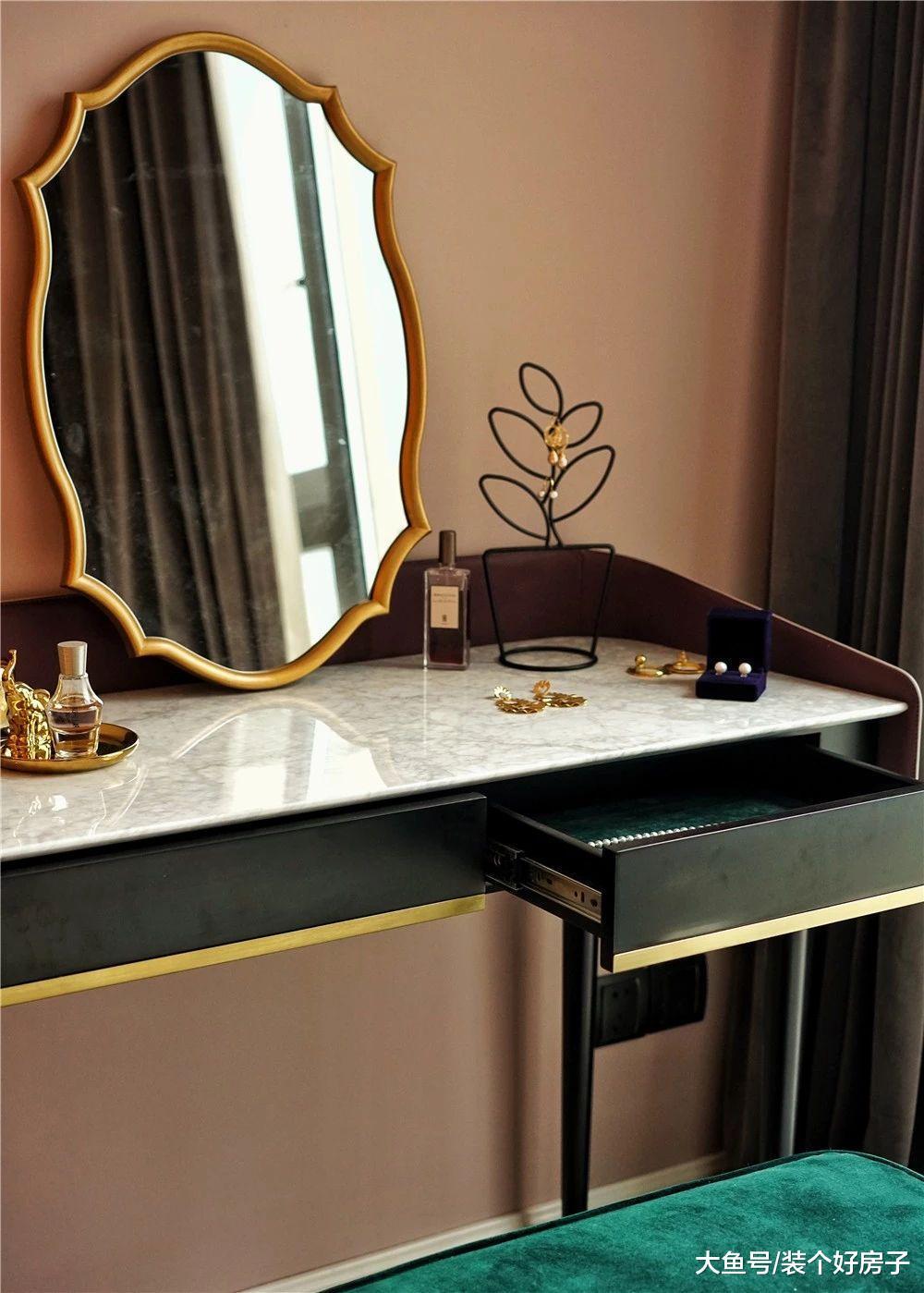 她亲手打造出与井柏然同款的家, 在书墙里藏下卧室和书房!