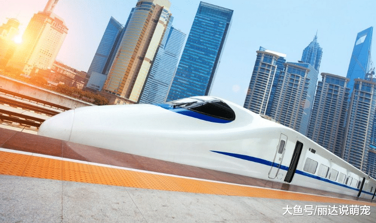 美国姑娘来中国穷游，第一次坐高铁被震撼：这真是中国吗？