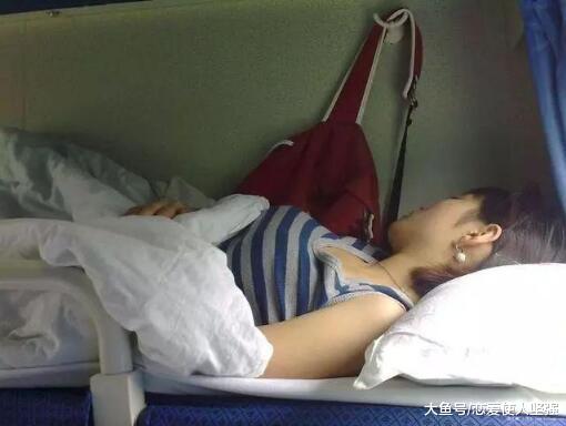 女孩坐火车为什么不能选下铺？看完你就是到为什么了！