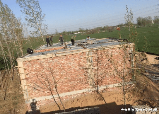 水田旁砸30万建房，为了脸面将地基抬高了2.4米惹得村里人一脸嫌弃