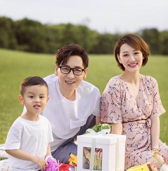 带你看看李好住的豪宅，家里设计欧式旋转楼梯，装修造价过千万