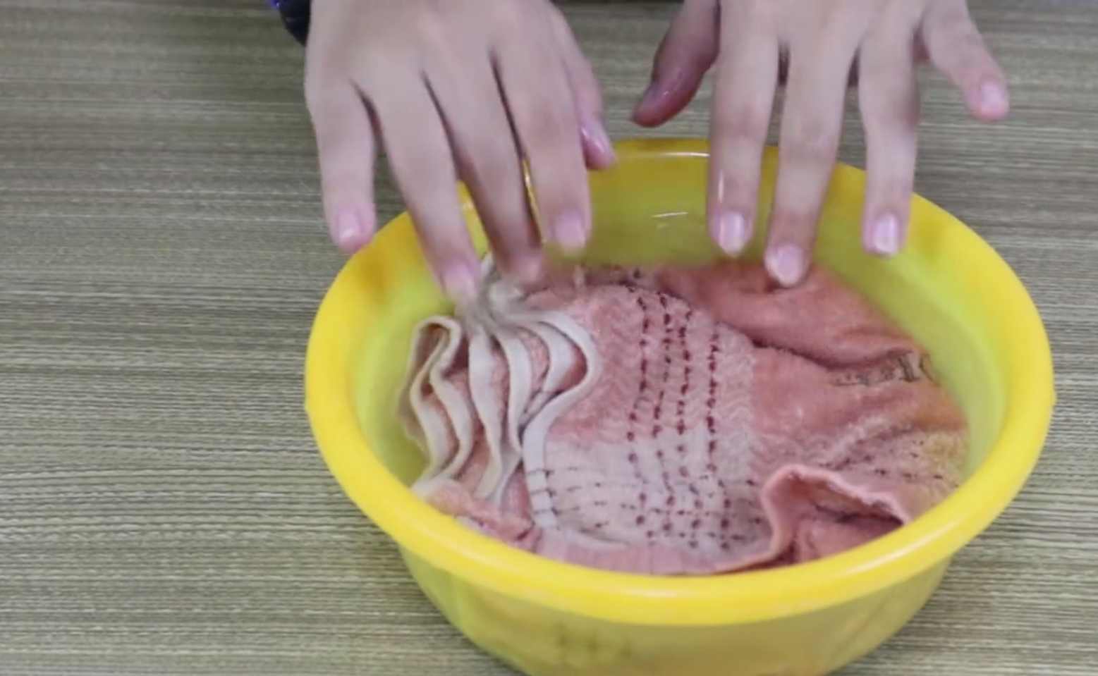 牙刷浸泡在食盐水里太有用了，解决了很多女士的烦恼，效果超赞