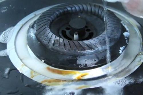 燃气灶上撒把盐，油垢脏东西都消失，很多人都不知道