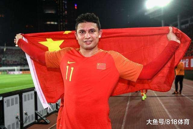 国足前锋艾克森独居广州豪宅！正对广州塔一线江景 1楼客厅2楼卧室