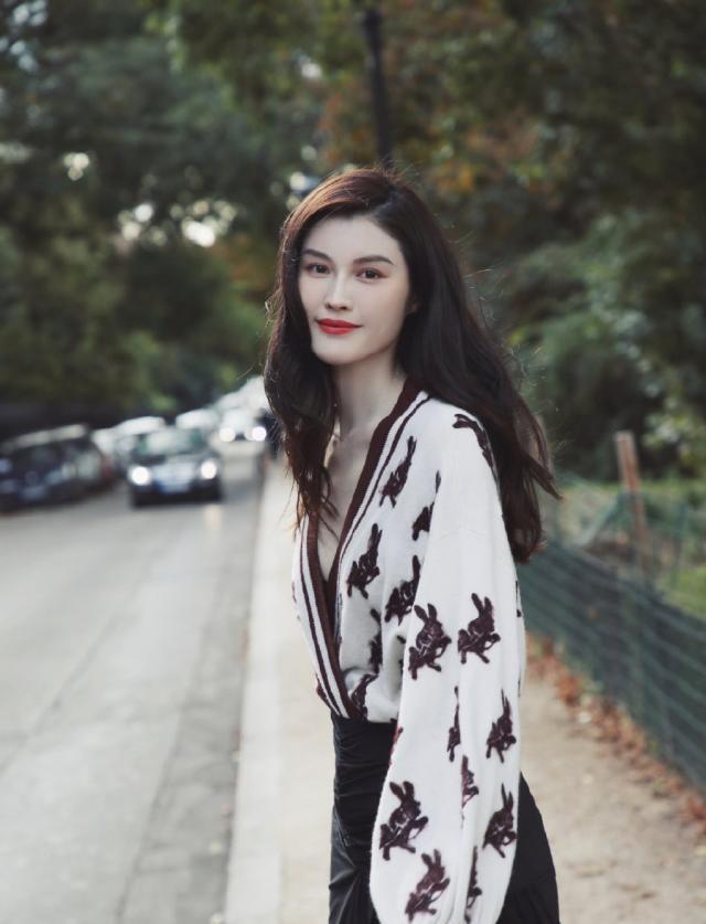 何穗现身巴黎，穿兔子针织衫配黑色长裙，涂红唇回头惊艳网友