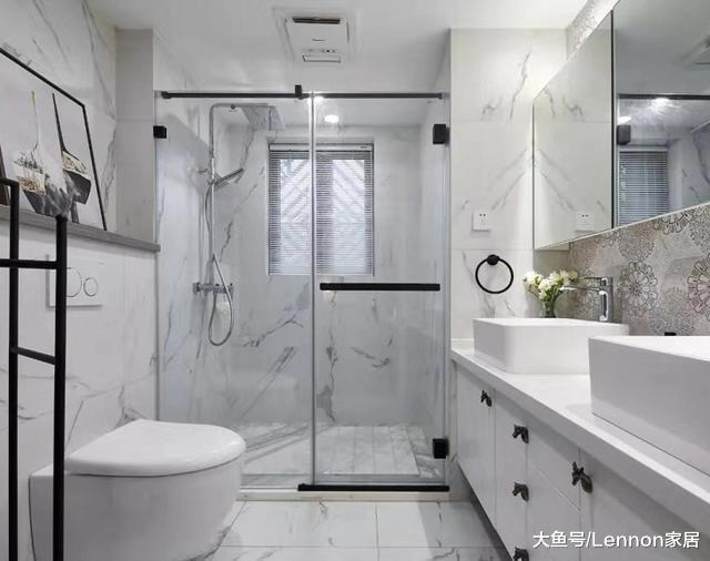 卫生间装个淋浴房几千块，不如学人家这么装，省钱又实用