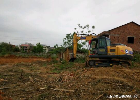 三兄弟砸了70万建1400平三联排，独立桩基加砖混结构合适吗？