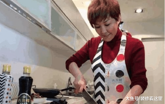 主持人李静现实的房子，楼梯也铺地毯，还真是第一次见