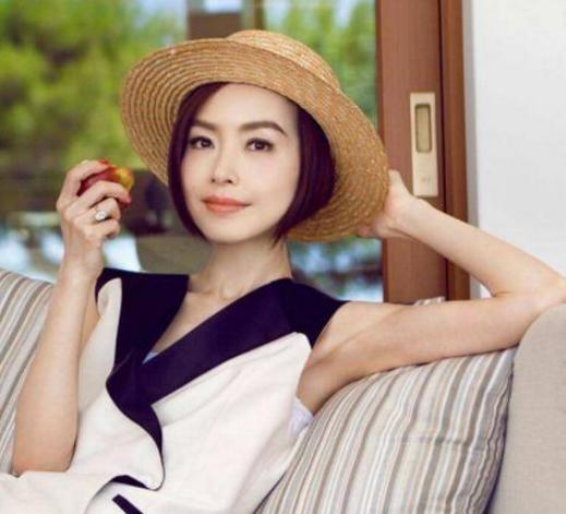 鲁豫首次曝出自己的家，围墙上面挂满铁丝网，家里安保也太好了吧