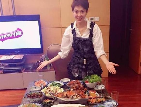 参观姜妍现实的家，餐桌上伙食太丰富了，普通人哪吃得起