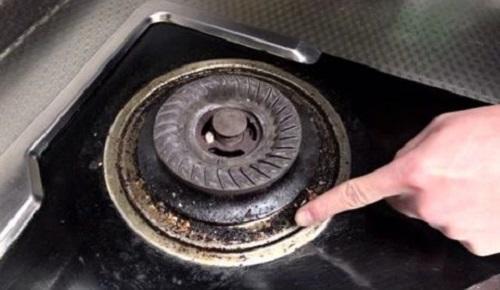 燃气灶上撒把盐，油垢脏东西都消失，很多人都不知道