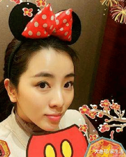 晒晒李思思住的豪宅，家里都是黑檀木家具，一个梳妆台都价值不菲