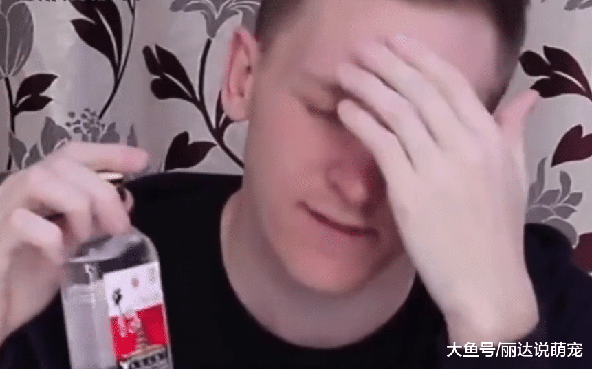 俄罗斯小伙来中国炫耀伏特加，朋友送了他一瓶二锅头后，扎心了！