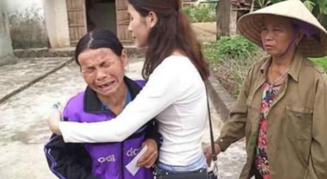 女孩因長得太丑找不到工作，整容后回家，母親卻不認她了