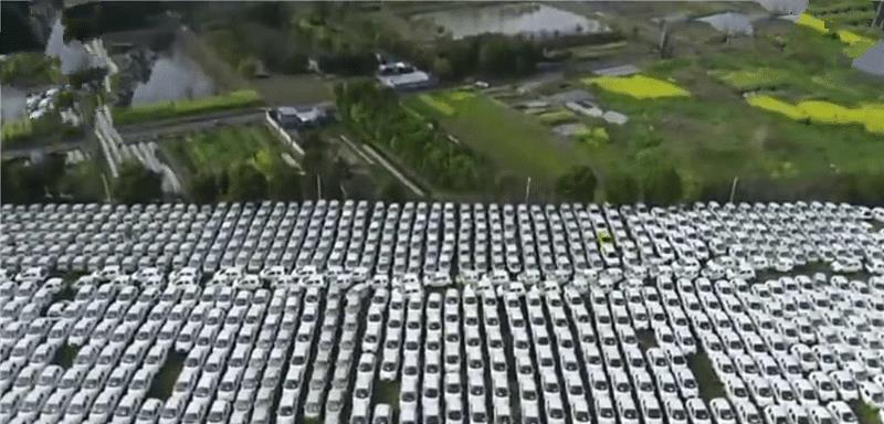 共享汽车“坟场”来了，超5000台停满3个场地，一年停车费3至5万
