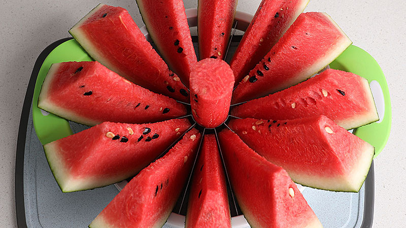 爱吃水果的人有福了，水果这样切，让人食欲大增还不脏手