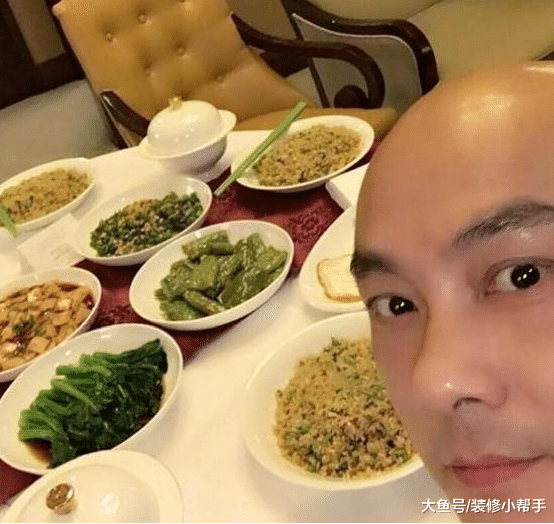 明星张卫健在香港的家, 平时还会下厨煮饭, 生活作风很节俭