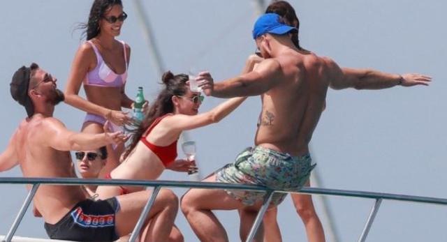 会玩！帕帅格力芬与多名比基尼美女狂欢，火辣身材让人羡慕不已