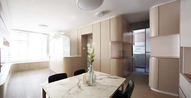 被柜子包围的60平，全屋不见一堵墙，一家3口住进去客厅还空荡荡