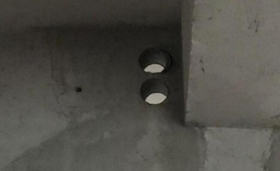 师傅自夸空调孔打的很有技术，可当业主看到，直接就质问他