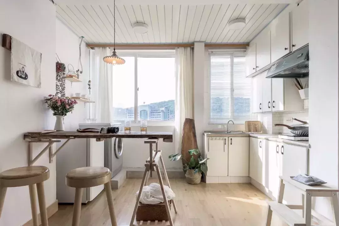 小戶型廚房面積不大，更是要注意把燈光給布置好