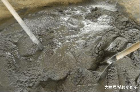 为何有些工人和水泥加入洗衣粉，原来有这个功效，真是太聪明了