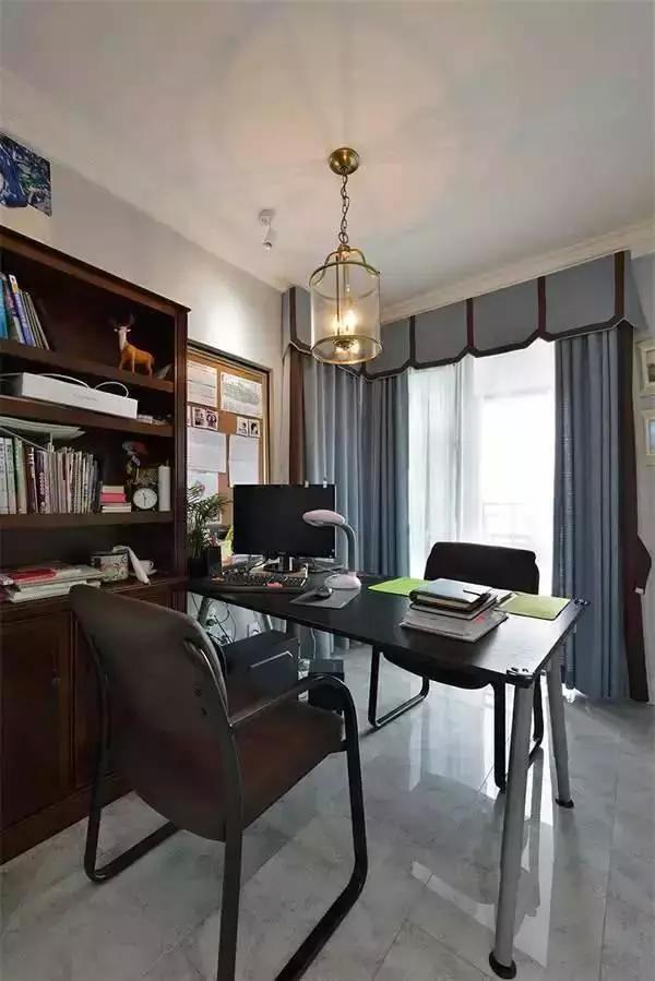 78㎡也挤成小三居，客厅缩小隔出半开放书房，混搭效果真洋气