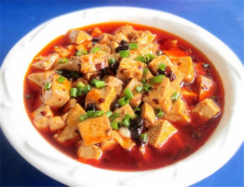 老干妈烩豆腐，老人小孩都爱吃，隔壁小孩都馋哭了
