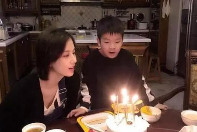 带你参观黄圣依的豪宅，房子仿照故宫而建，院子还有仿古式建筑