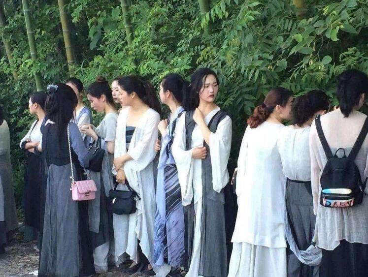 有种"尴尬"叫横店女群演的穿着,当看到侧面照:这都能演戏?