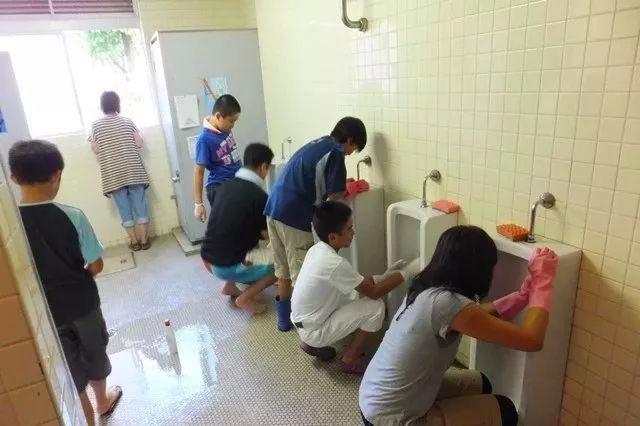 央视都说日本厕所干净，看了人家学校的教育方式，我们就沉默了