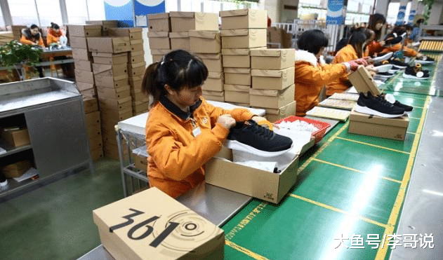 又一鞋王股价暴跌：关闭超2500家店，5.5亿广告费仅换回3000万业绩