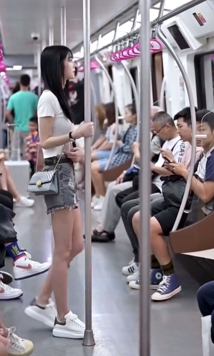 那些单身的男生一点眼力劲儿都没有，活该你们单身