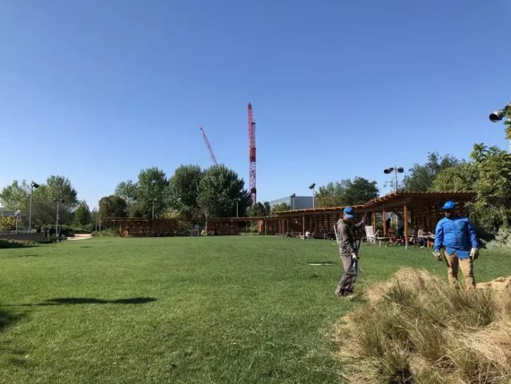 贫穷限制了想象：富豪200亿房产当摆设，贫民窟1440人共用一厕所