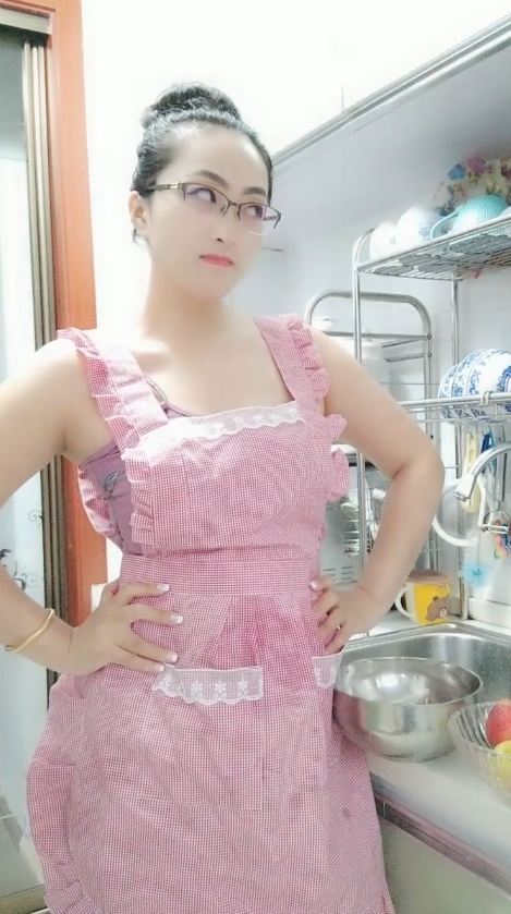 喜欢家务的微胖少妇，这翻白眼的样子真是惹人怜爱