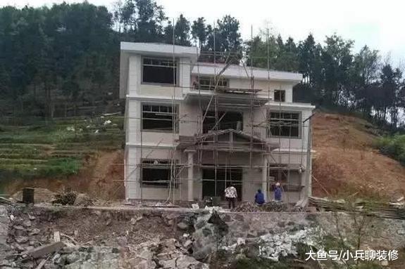 花40万回农村盖房，3层别墅全村羡慕，一场暴雨后我却后悔莫及