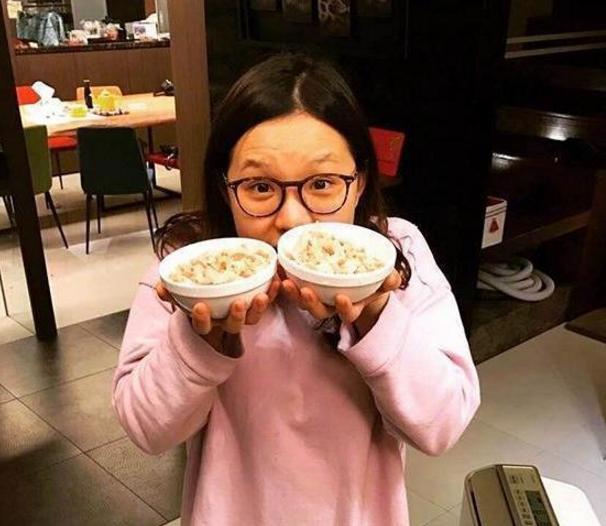 参观谢依霖在台湾的家，在家延续平时搞怪风格，当了妈还那么搞笑