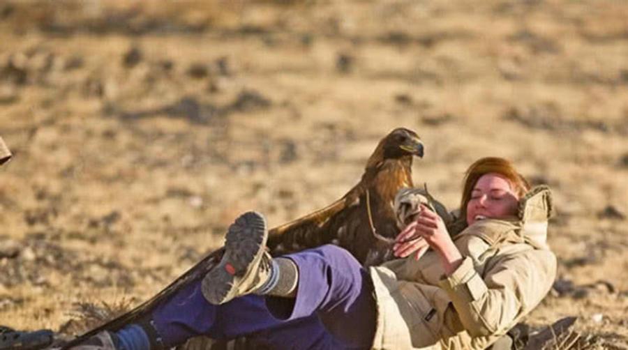 女子动物园看大鹰, 结果却遭大鹰疯狂攻击, 全都是头发惹的祸!