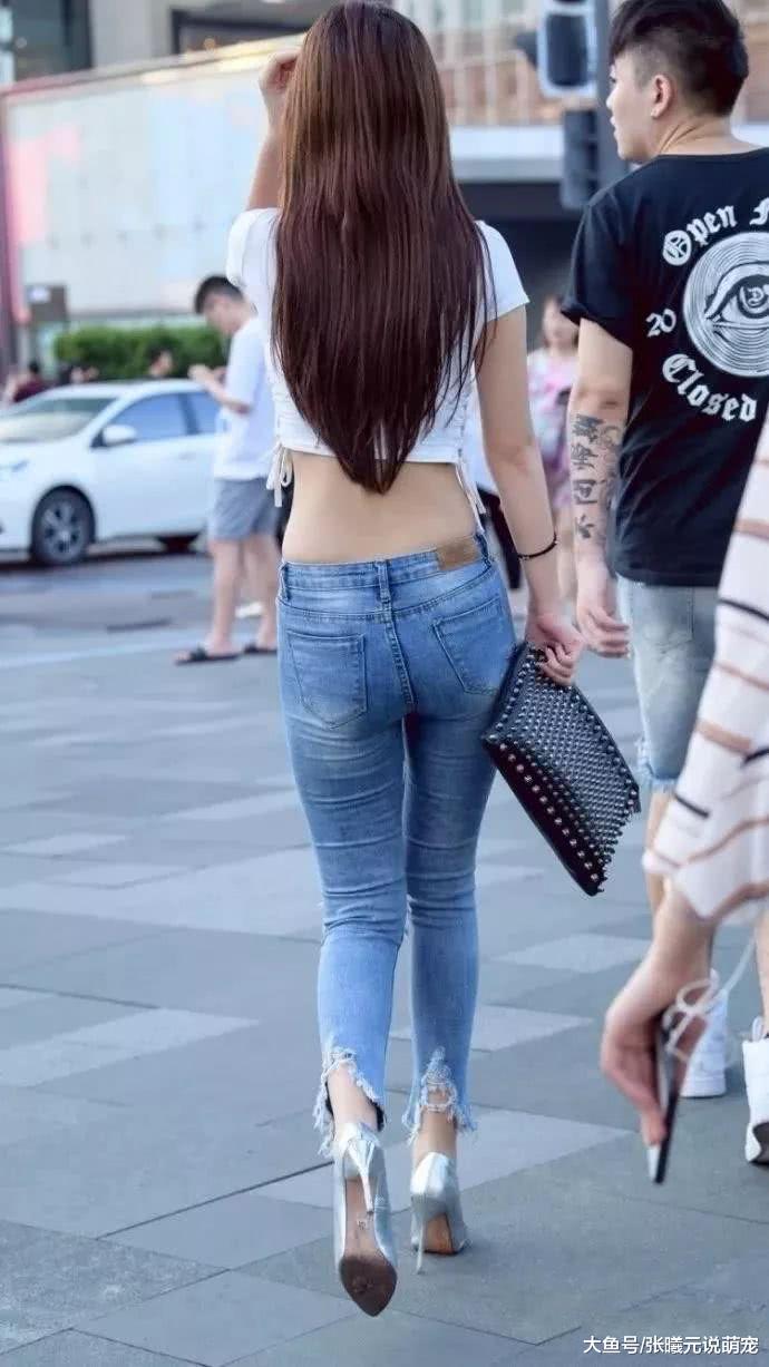 街拍：美女小姐姐这样穿破洞牛仔裤，简直逆天
