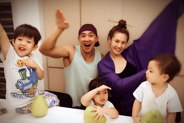 刘畊宏晒出自己的豪宅，飘窗台塞满了玩偶，生活中太宠孩子了