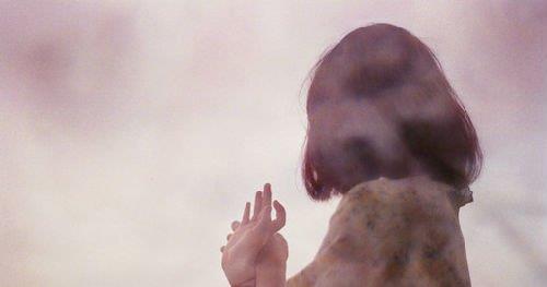 善待她的朋友，即使她讨厌的人，你也没资格说坏话，你要做的