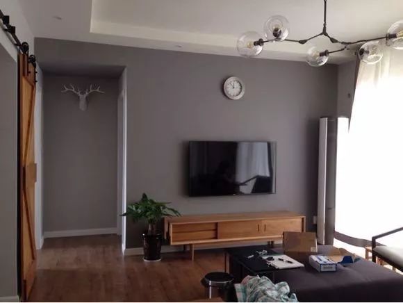 简单刷漆的电视墙，搭配精致软装，算不上高档，却也很大方！