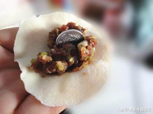 北方人过年要在饺子里包硬币，这个习俗的起源你知道吗？