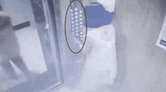 美女坐電梯被舉報，監控拍下了其惡作劇行為，家人：實在太丟人了